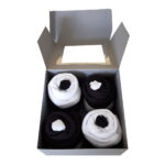 Cupcake kwartet grijs: 2x romper zwart, 2x romper wit, 1 paar witte sokken en 1 paar zwarte sokken